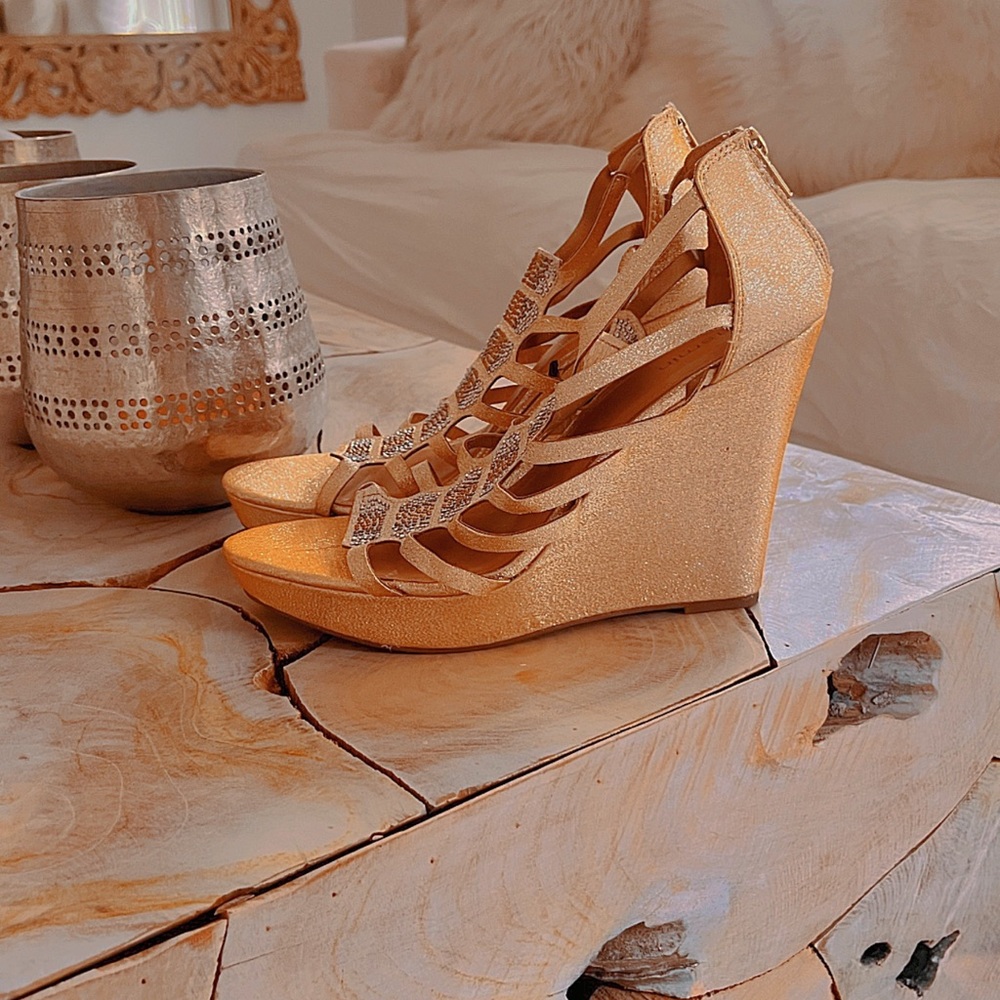 NEW✨🛍️BEAUTIFUL GOLDEN WEDGE HEELS WITH SPARKLY EMBELLISHMENTS🛍️✨GLITTERY GOLD